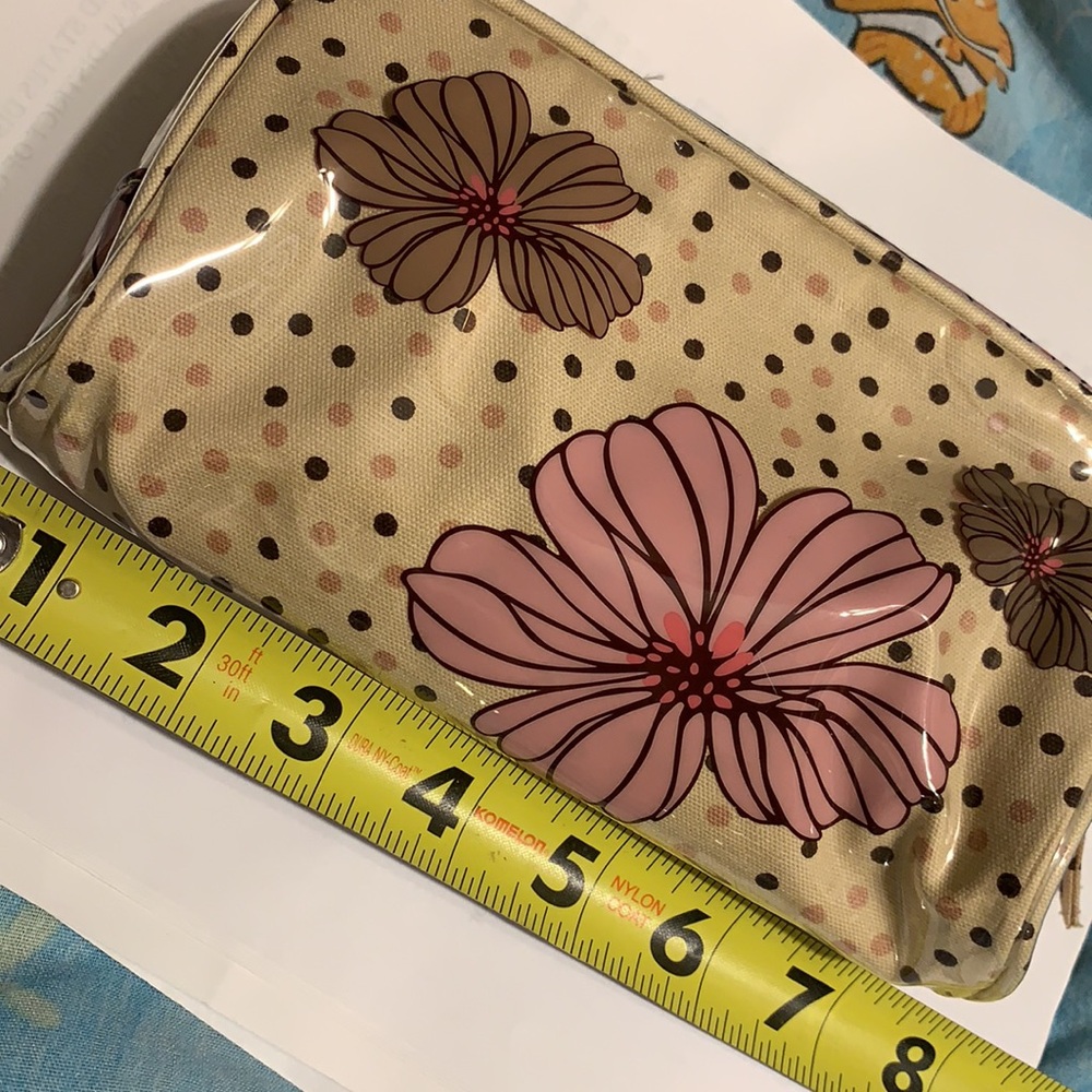 VICTORIA’S SECRET COSMETICS MAKEUP BAG NEW W TAGS.